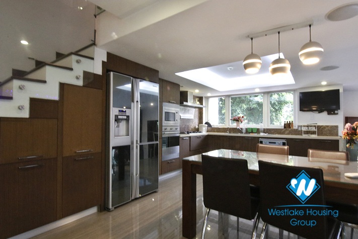 Fully furnished pool villa to rent in Vinhomes Riverside Hanoi